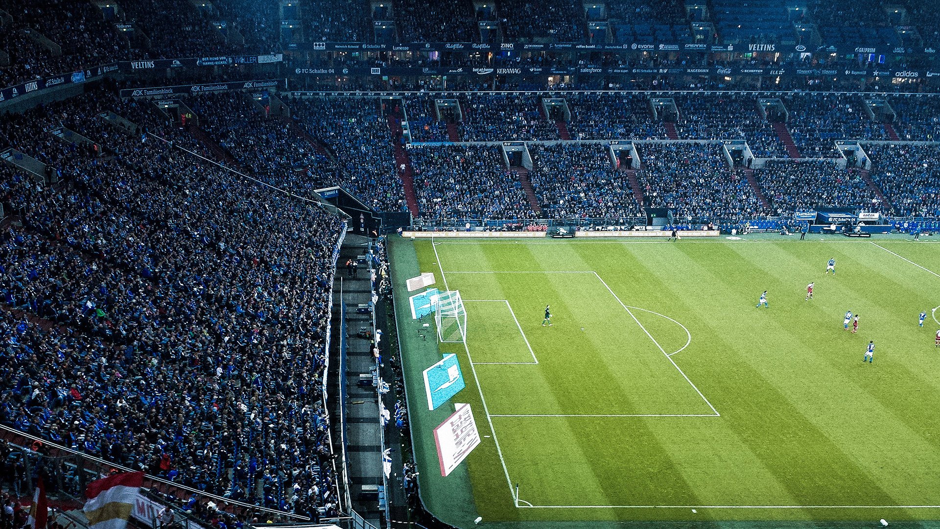 国内足球联赛球队实力逐渐显现，对决频繁，足球联赛排名中国